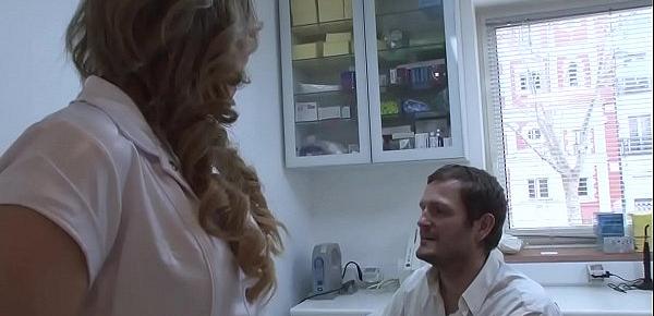  Une jeune stagiaire dentiste, offre ses orifices, pour son stage en entreprise.